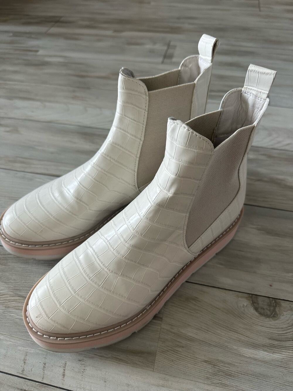 Dolce Vita Boots Women's 8 Ivory Croc Tazmin Ankle Pull On Almond Toe Winter